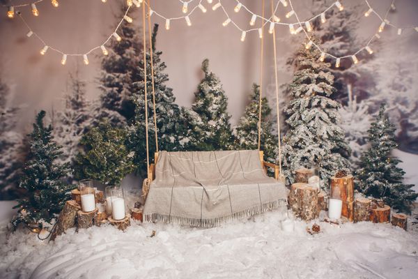 فضای داخلی دنج کریسمس زیبا با درختان پوشیده از برف و نوسان