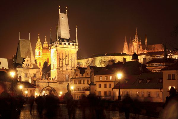 نمای شب در شهر پراگ کوچک با سنت نیکلاس amp x27؛ کلیسای جامع برج بریج و قلعه گوتیک جمهوری چک