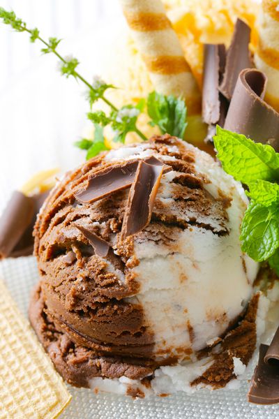 بستنی وانیلی شکلاتی با تکه های شکلات تزئین شده است