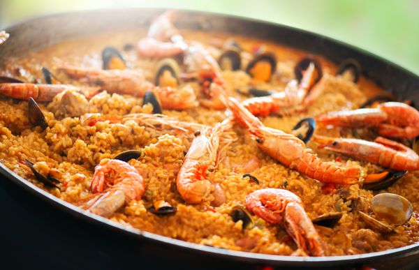 غذاهای سنتی اسپانیایی پائلا غذاهای دریایی پائلا در ماهی تابه با صدف میگو پادشاه لانگوستین و ماهی مرکبات پخت و پز پله در خارج نزدیک