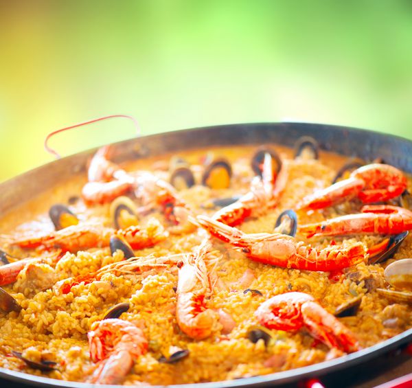 غذاهای سنتی اسپانیایی پائلا غذاهای دریایی پائلا در ماهی تابه با صدف میگو پادشاه لانگوستین و ماهی مرکبات پخت و پز پله در خارج نزدیک