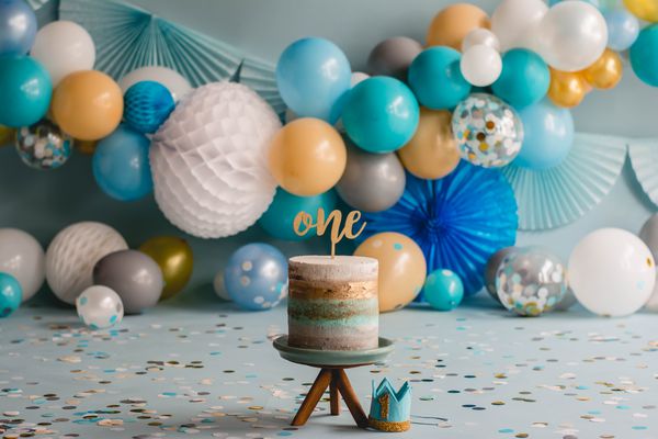 استودیو عکس یک جشن تولد و یا کیک تولد جشن تولد با بادکنک های آبی و سفید با طرح های رنگی سر و صدا کیک یک سال جواهرات بالون