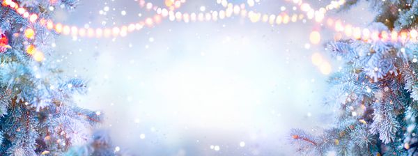 پیشینه کریسمس درخت کریسمس با برفی که با چراغهای زینتی تزئین شده است زمینه جشن تعطیلات زمینه قاب گسترده ای سال نو طراحی هنری زمستانی صحنه کریسمس