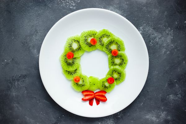 میان وعده های میوه ای تاج های کریسمس برای بچه ها ایده هنری خلاق مواد غذایی