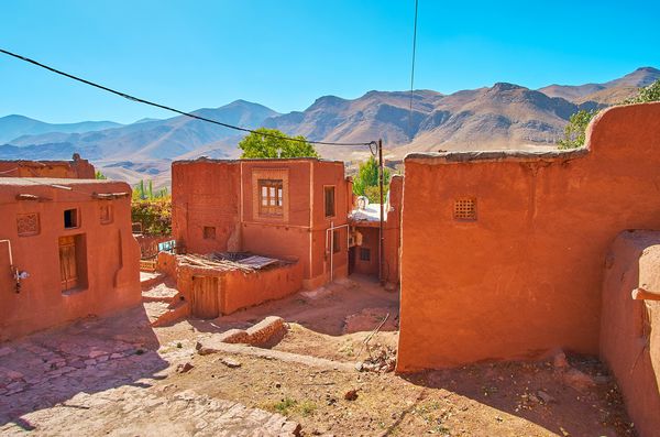 خانه های کوچک سنتی زندگی آجرهای خشتی پوشیده از گلهای مایل به قرمز است که باعث شده است روستای تاریخی ابیانه به عنوان مکان مشهور گردشگری کوهستان های کرکاس در ایران واقع شود