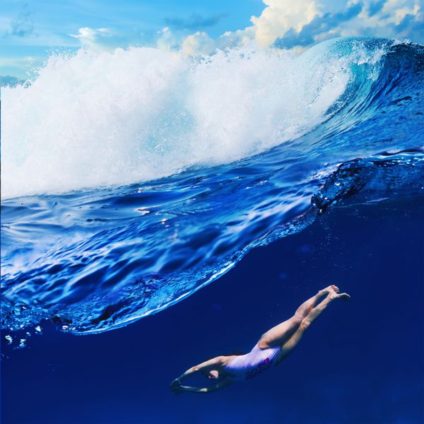 پس زمینه گرمسیری ورزش آبی دختر دیوانه سورپرای غواص زیر موج بزرگ شکستن اقیانوس