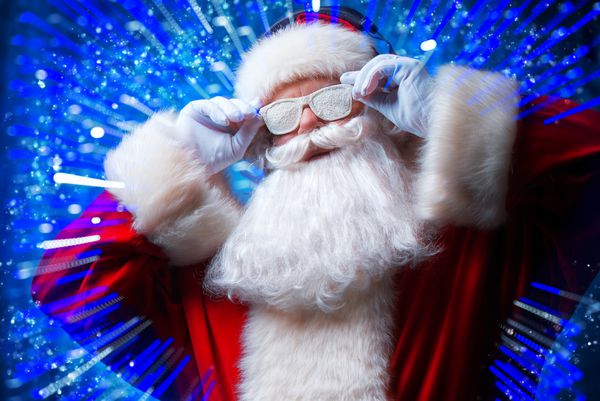 دی جی بابا نوئل در عینک های برفی و هدفون آهنگ ها و موسیقی های کریسمس چراغ در پس زمینه