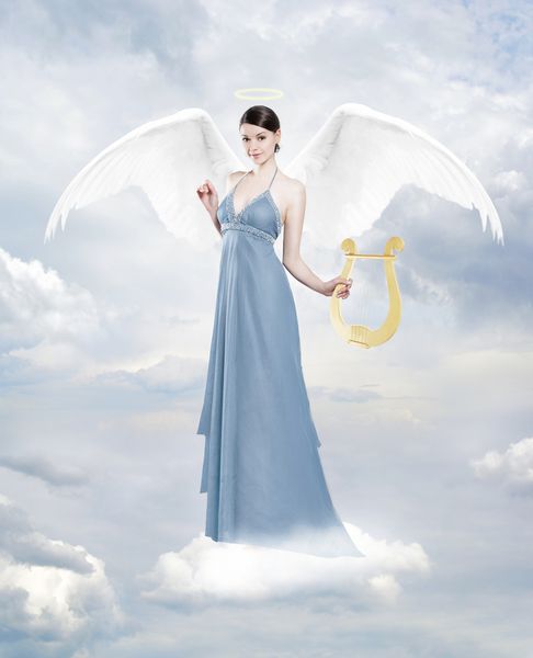 فرشته با لیر زن جوان زرق و برق دار به عنوان فرشته ای در ابرها با شعر و هاله
