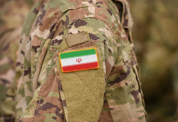 پرچم ایران روی بازوی سربازان کولاژ