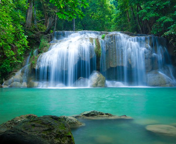 آبشار عمیق جنگلی در پارک ملی آبشار Erawan Kanjanaburi تایلند