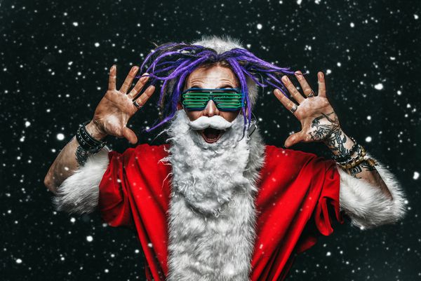 پرتره یک بابا نوئل باحال در عینکهای درخشان با لکه دار های روشن روی زمینه سیاه