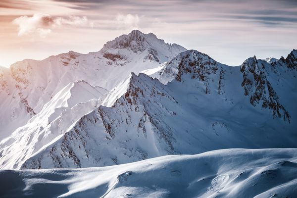 نمای بزرگ از دامنه های شیب دار در یک روز آفتابی زمستانی محل استقرار پیست اسکی معروف Silvretta Arena Ischgl Samnaun در مرز اتریش سوئیس ایالت تیرول اروپا زیبایی های زمین را کشف کنید