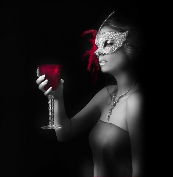 زن جوان زیبا در ماسک ونیزی مرموز با لیوان