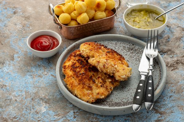 وینر شنیتل با توپ های سیب زمینی و سس لیمو نان مرغ Schnitzel را با خورشت میل کنید