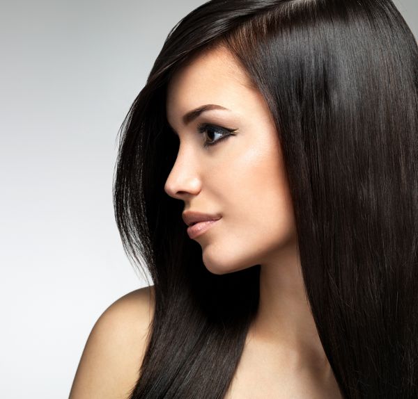 زن زیبا با موهای قهوه ای بلند عکس پروفایل پرتره مدل لباس در استودیو
