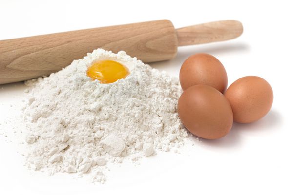 آرد تخم مرغ و پین نورد در زمینه سفید