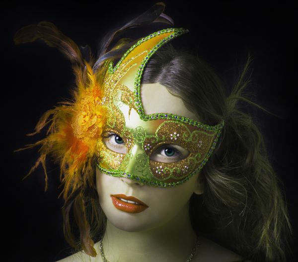 زن جوان زیبا در ماسک ونیزی مرموز