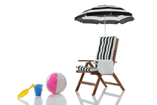 صندلی ساحلی با چتر و اسباب بازی های ساحل جدا شده بر روی سفید