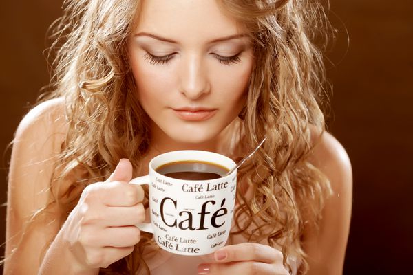 زن زیبا نوشیدن قهوه