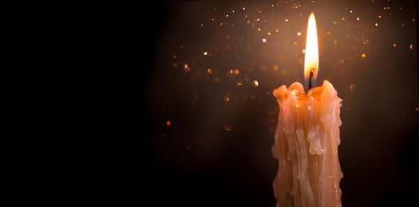 شمع ها نزدیک به یک پس زمینه تاریک شعله می کنند طرح مرز شمع شمع های موم ذوب شده که در شب می سوزند شمع های سفید در حال سوختن در تاریکی شمع صفحه گسترده