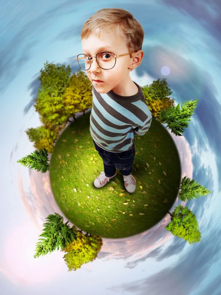 تصویر مفهومی درباره سیاره سبز با پسر کوچک باهوش