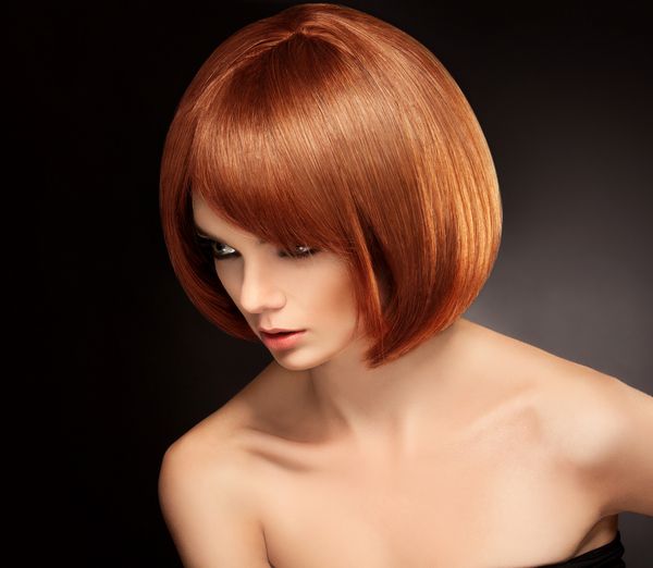 موی قرمز زن زیبا با موهای کوتاه تصویر با کیفیت بالا