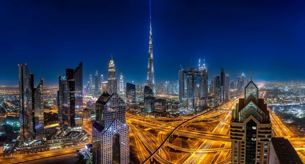 آسمان مدرن دبی در شب؛ با معماری متنوع و خیابانهای روشن امارات به خلیج کسب و کار بنشینید