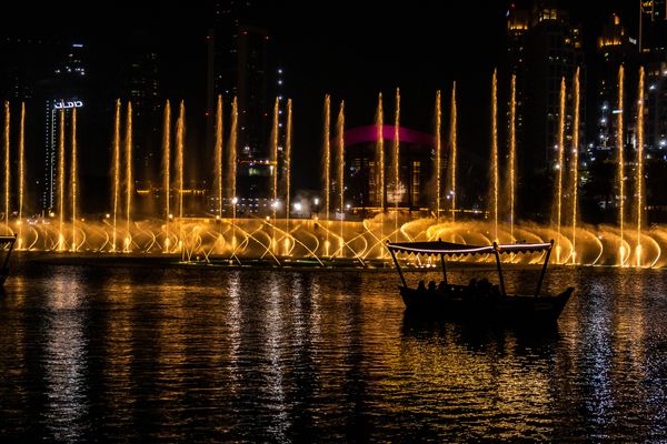 فواره دبی 30 دسامبر 2018 دبی امارات فواره دبی در دبی مال جهان amp x27؛ بزرگترین سیستم چشمه در 30 هکتار در دریاچه برج خلیفه قرار دارد