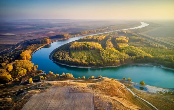 نمای هوایی ساحل رودخانه دانوب در تابستان دوبروژا رومانی