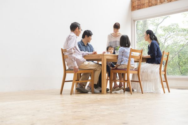 خانواده آسیایی صبحانه صبحانه را در اتاق ناهار خوری می خورند