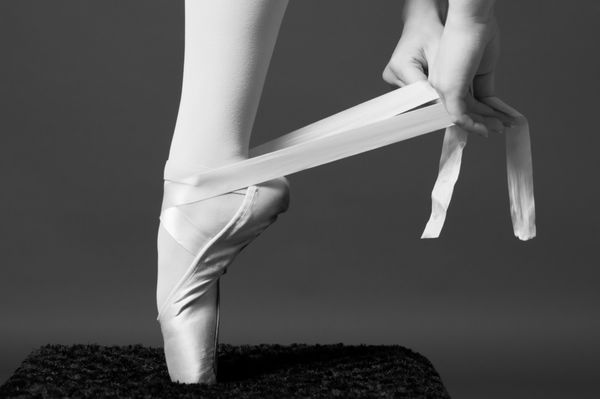 دستان Ballerina amp x27؛ کفش های پیستون را به هم گره می زنند