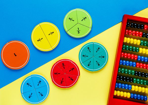 بخش های رنگارنگ ریاضی در زمینه های روشن و زرد و آبی روشن ریاضی جالب برای بچه ها آموزش به مفهوم مدرسه هندسه و مواد ریاضی ریاضی ذهنی