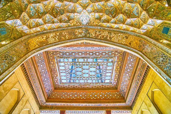 اصفهان ایران 19 اکتبر 2017 کاخ چهل ستون دارای تزیینات شگفت انگیز در کار آینه ای بر روی موکرنازها و سقف های تابوت در 19 اکتبر در اصفهان
