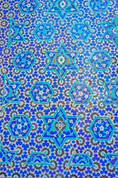 تزئینات کاشی کاری شده به سبک سنتی ایرانی با الگوهای هندسی و گل اصفهان ایران
