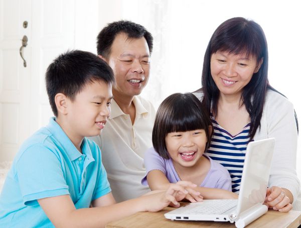 خانواده آسیایی با استفاده از لپ تاپ
