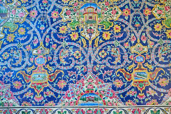 اصفهان ایران 21 اکتبر 2017 جزئیات دکوراسیون دیوار مسجد سید با الگوهای گلدار ایرانی و عمارتهای قدیمی در گلاب های کاشی در تاریخ 21 اکتبر در اصفهان