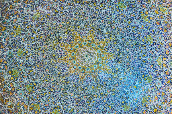 اصفهان ایران 21 اکتبر 2017 نزدیک شدن به گنبد خیره کننده مسجد سید که با تزئینات پیچیده ای از کاشی های رنگی تزئین شده است در تاریخ 21 اکتبر در اصفهان