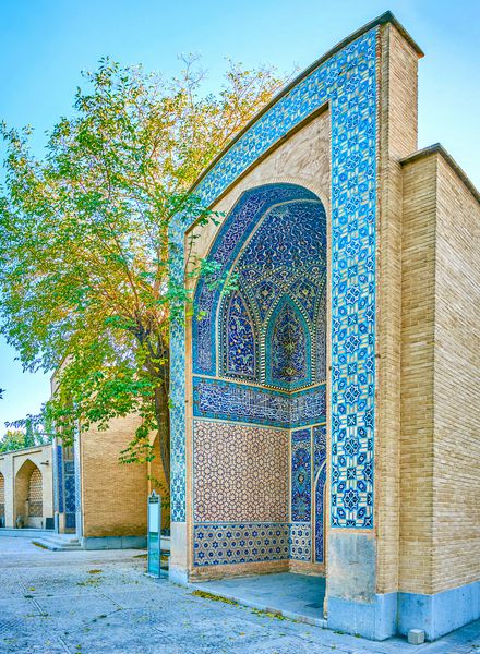 اصفهان ایران 19 اکتبر 2017 پورتال عظیم با تزیینات کاشی کاری شده در استخر مجموعه کاخ چهل ستون در 19 اکتبر در اصفهان