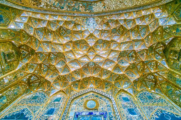 اصفهان ایران 19 اکتبر 2017 زنبورعسل زیبا با تزئینات آینه کاری به سبک ایرانی منحصر به فرد کاخ چهل ستون 19 اکتبر در اصفهان