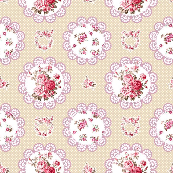 الگوی بدون درز با دسته گلهای رز صورتی و گلهای وحشی کوچک در قاب توری سفید روی زمینه کرم رنگ