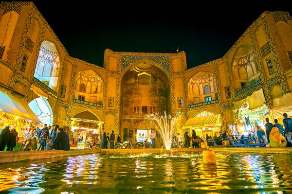 اصفهان ایران 19 اکتبر 2017 استخر کوچک با یک چشمه در دروازه Qeysarie به بازار اصلی گردشگری این شهر در 19 اکتبر در اصفهان