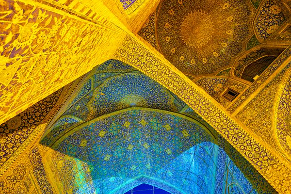 اصفهان ایران 19 اکتبر 2017 سقف ها و قوس های زیبا مجموعه مسجد شاه با الگوهای گل منحصر به فرد به سبک ایرانی در 19 اکتبر در اصفهان