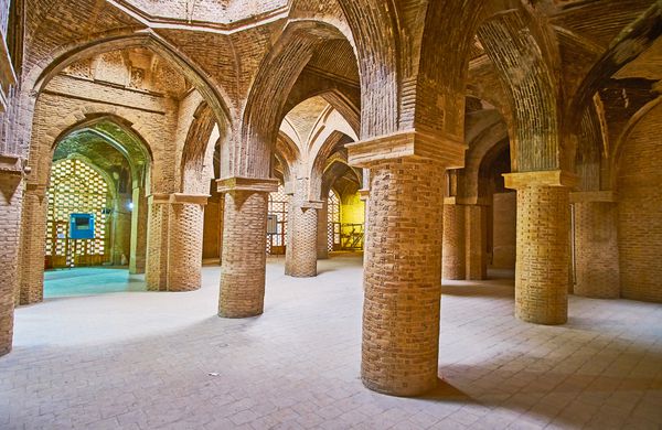 اصفهان ایران 21 اکتبر 2017 قدیمی ترین مسجد جامع شهر با نام جام شبستان را حفظ کرده است سالن هیپوستیله زیرزمینی با آجری زیبا و طاق تزئین شده در 21 اکتبر در اصفهان