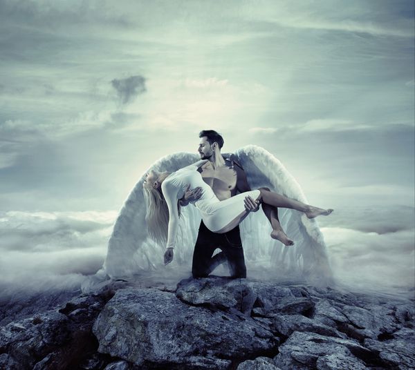 تصاویر هنری زیبا آغوش زن و فرشته