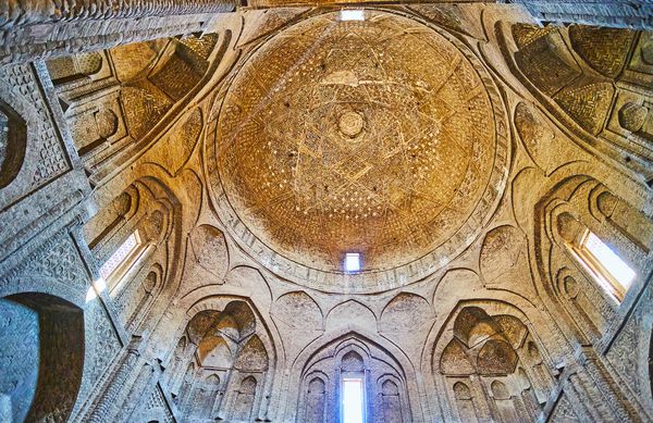 اصفهان ایران 21 اکتبر 2017 نمازخانه بزرگ مسجد جامع با آجر کاری های زیبا گنبد و طاقچه های آن تزئین شده بر روی دیوارهای پوشیده از الگوهای اسلامی در 21 اکتبر در اصفهان تزئین شده است