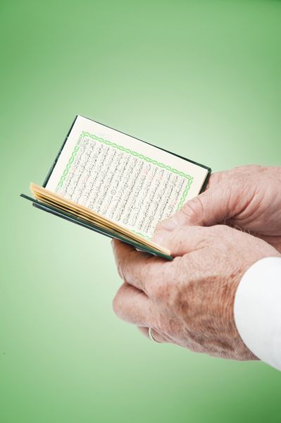 دستان نر مسلمان با قرآن