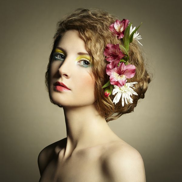 زن جوان زیبا با گلهای ظریف در موهایشان عکس های بهاری