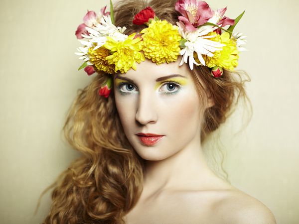 زن جوان زیبا با گلهای ظریف در موهایشان عکس های بهاری