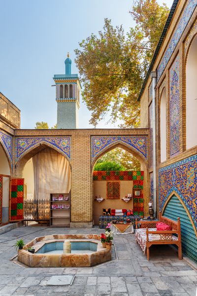 تهران ایران 19 اکتبر 2018 حیاط زیبا و رنگی کاخ گلستان نمای خارجی سنتی ایرانی بادگیر شگفت انگیز badgir در پس زمینه آسمان آبی قابل مشاهده است