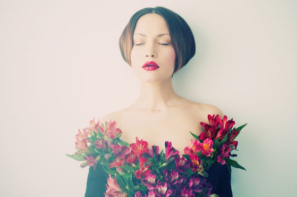 پرتره هنری بانوی جوان زیبا با گلهای ظریف
